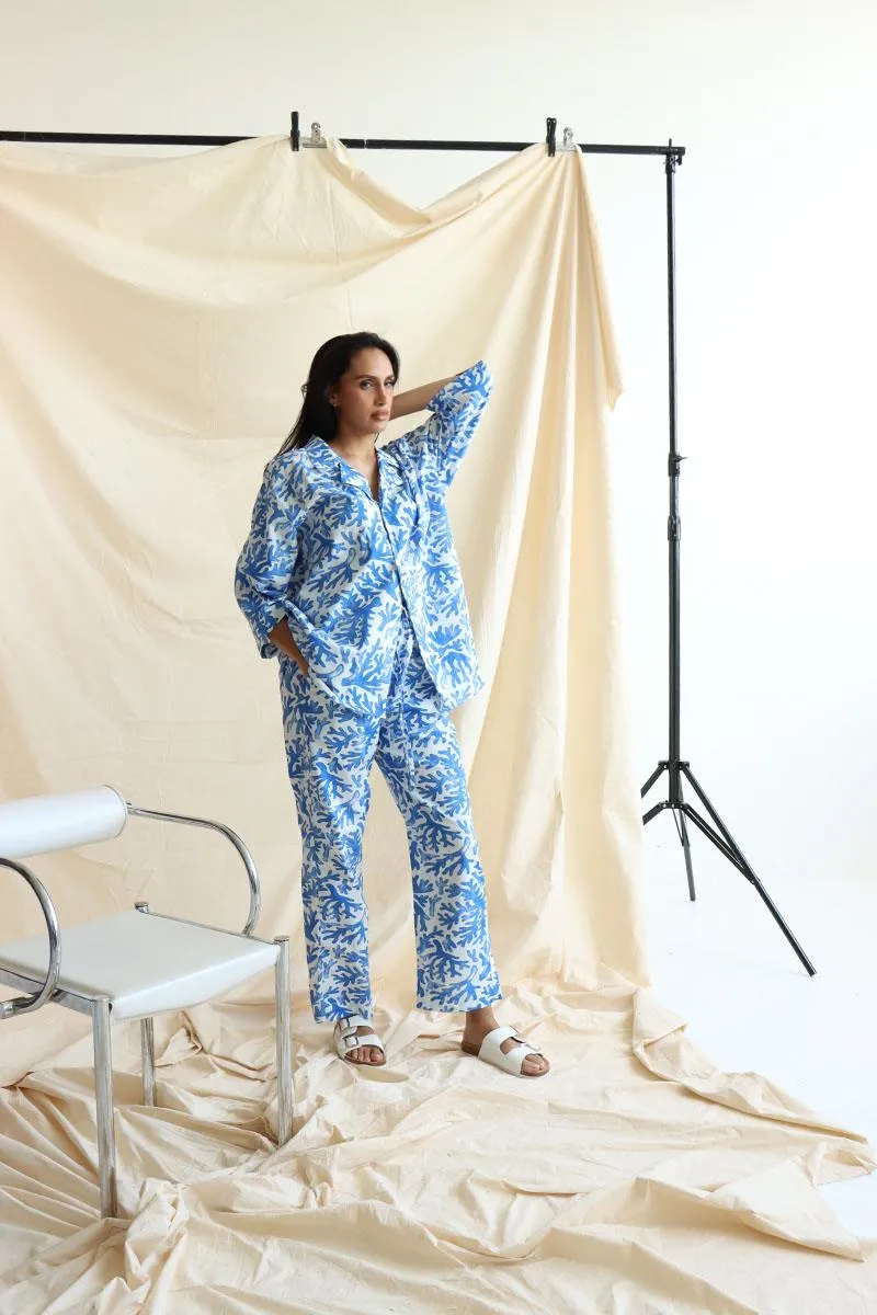 overall coral print in blue and white, the linen blend set has a revere collar button down shirt and drop shoulder 3/4 sleeves.