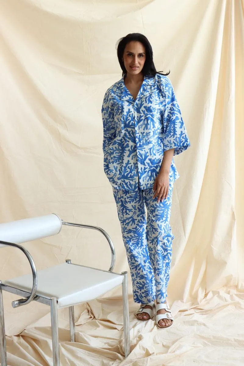overall coral print in blue and white, the linen blend set has a revere collar button down shirt and drop shoulder 3/4 sleeves.