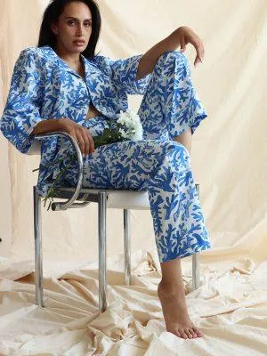 overall coral print in blue and white, the linen blend set has a revere collar button down shirt and drop shoulder 3/4 sleeves.
