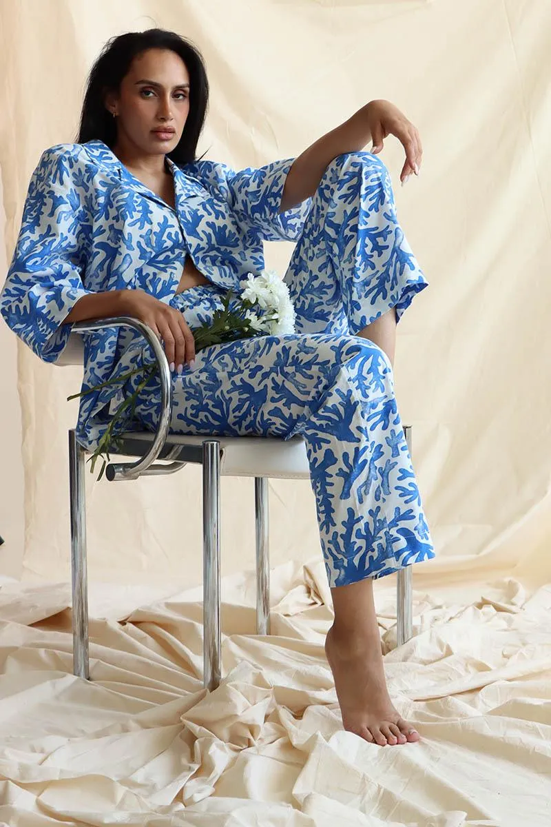 overall coral print in blue and white, the linen blend set has a revere collar button down shirt and drop shoulder 3/4 sleeves.